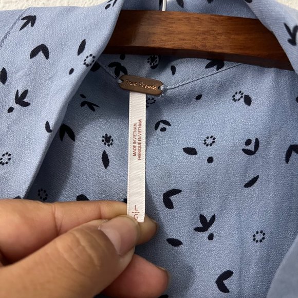 Free People Blue Floral Chiffon Front Tie Sleeveless Blouse Top Size Large - Picture 4 of 6